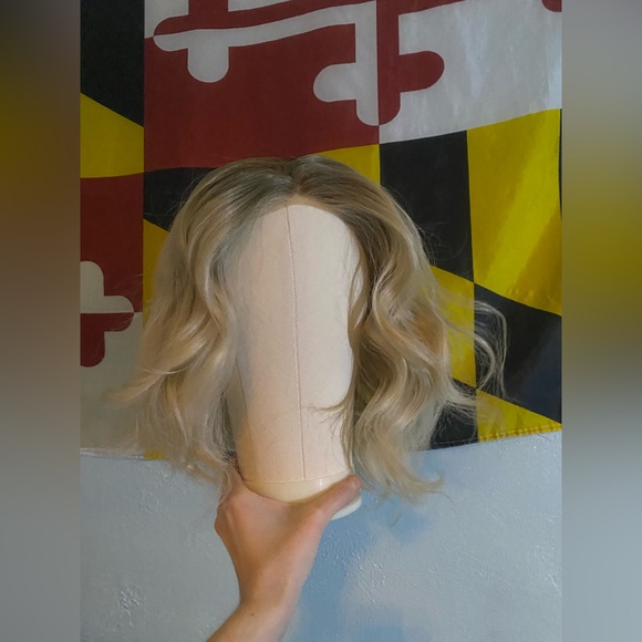 Elegant Ash Blonde Wavy Wig - Picture 2 of 3